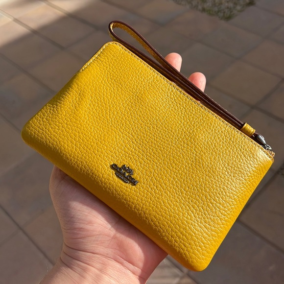 Coach X Peanuts Corner Zip Wristlet With Snoopy Present Motif - Picture 4 of 7